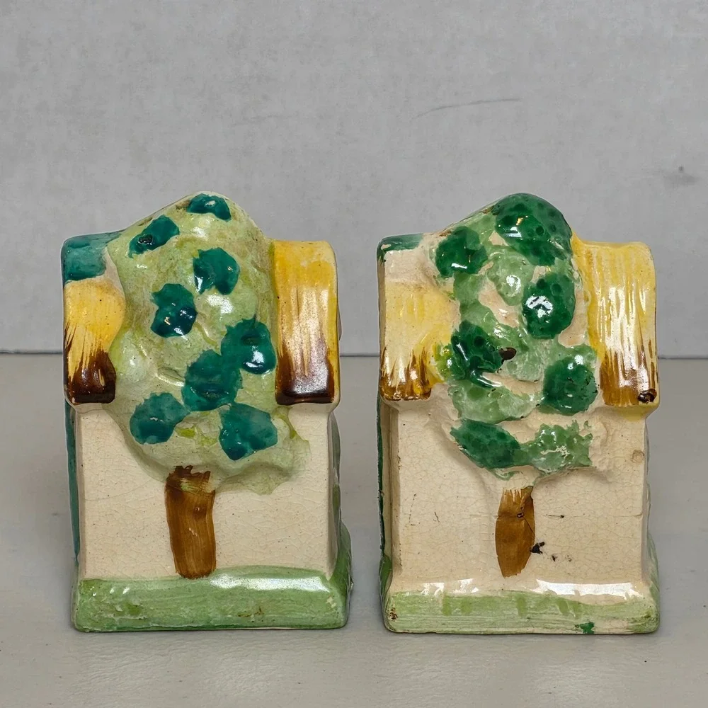 VTG Japan Ceramic Thatched Roof Cottage Salt &Pepper Shaker Set Hand Painted